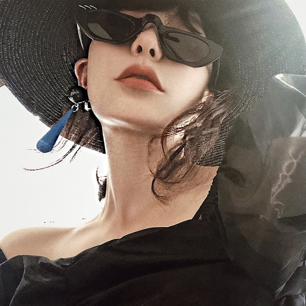 Sieviešu stilīgas saulesbrilles ar plānu rāmi