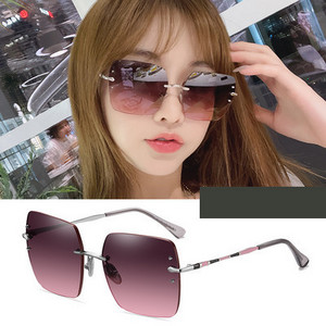 Model nou de ochelari de damă cu formă pătrată - trei culori