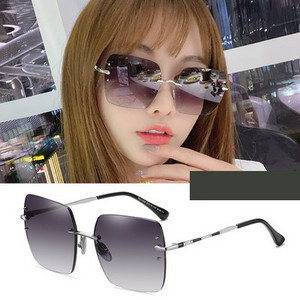 Model nou de ochelari de damă cu formă pătrată - trei culori