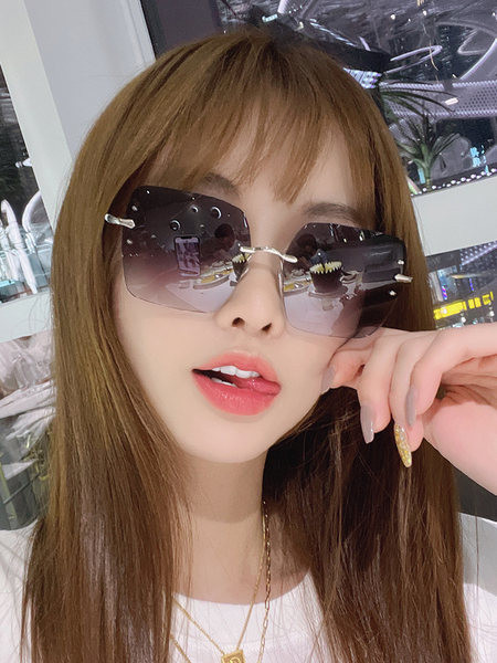 Model nou de ochelari de damă cu formă pătrată - trei culori