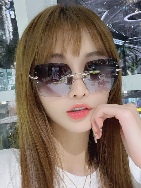 Model nou de ochelari de damă cu formă pătrată - trei culori