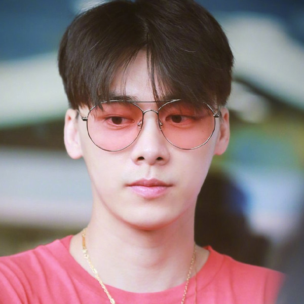 Μοντέρνα  γυαλιά ηλίου σε στρογγυλό σχήμα και λεπτό πλαίσιο για άνδρες και γυναίκες