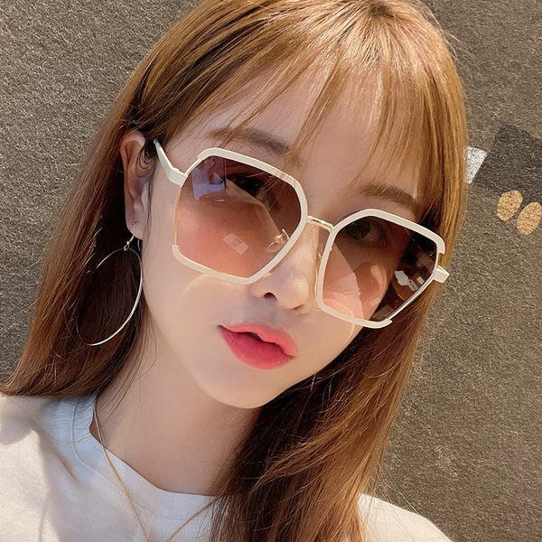 Ikdienas sieviešu saulesbrilles - četrās krāsās