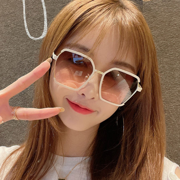 Ikdienas sieviešu saulesbrilles - četrās krāsās