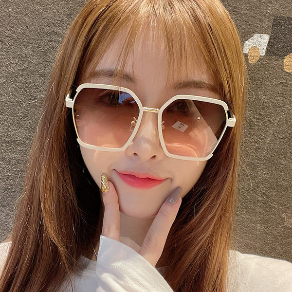 Ikdienas sieviešu saulesbrilles - četrās krāsās