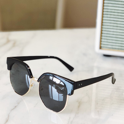 Ochelari eleganti de dama in forma rotunda