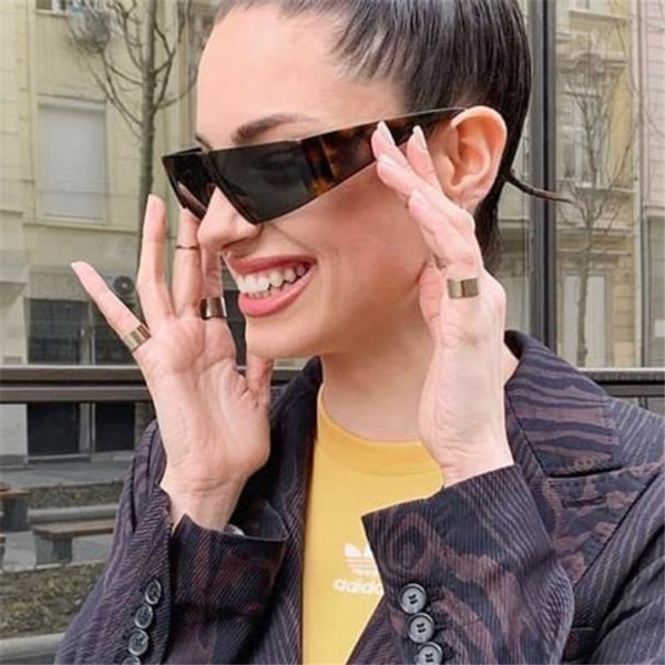 Modernas saulesbrilles nestandarta formā