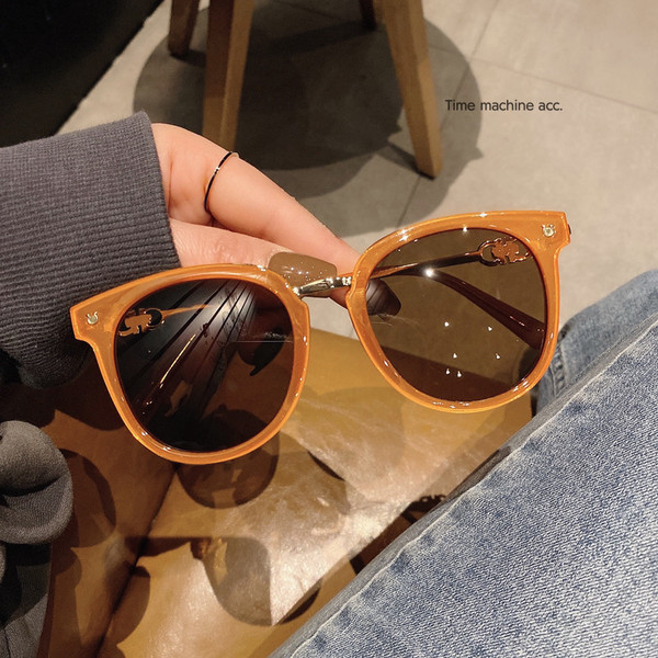 Γυναικεία γυαλιά με στρογγυλό σχήμα και μεταλλικό στοιχείο