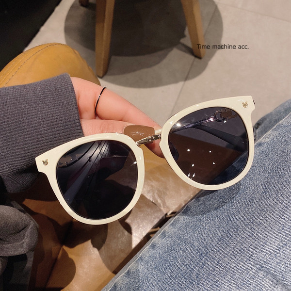 Γυναικεία γυαλιά με στρογγυλό σχήμα και μεταλλικό στοιχείο