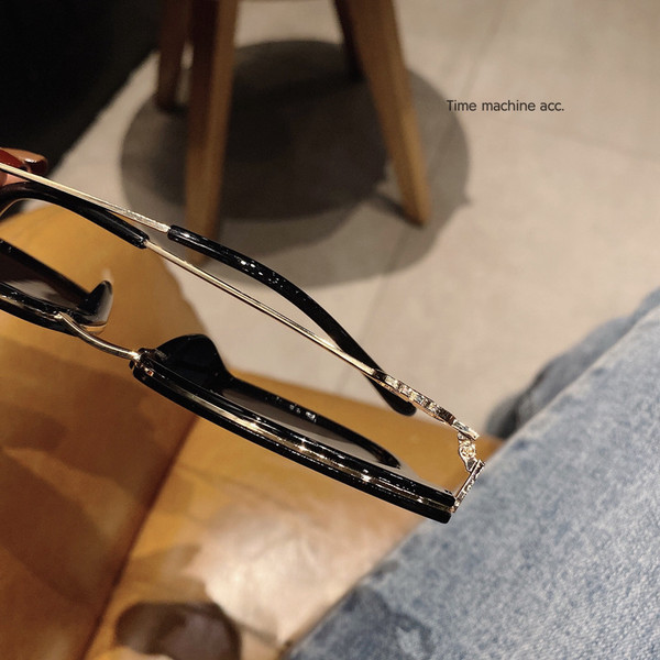 Γυναικεία γυαλιά με στρογγυλό σχήμα και μεταλλικό στοιχείο