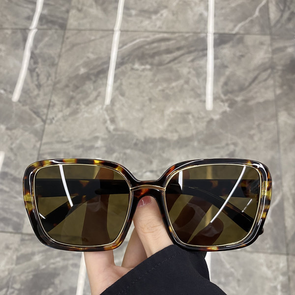 Γυναικεία γυαλιά με τετράγωνο σχήμα και φαρδύ πλαίσιο