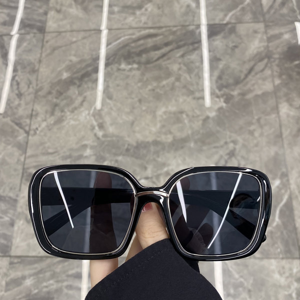 Γυναικεία γυαλιά με τετράγωνο σχήμα και φαρδύ πλαίσιο