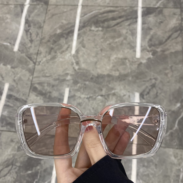 Γυναικεία γυαλιά με τετράγωνο σχήμα και φαρδύ πλαίσιο