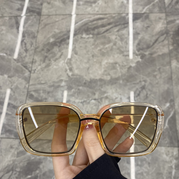 Γυναικεία γυαλιά με τετράγωνο σχήμα και φαρδύ πλαίσιο