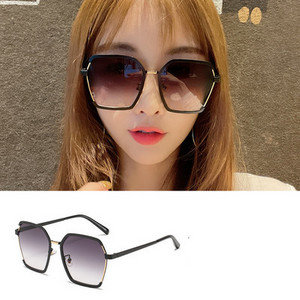 Jauns sieviešu saulesbriļļu modelis ar kvadrātveida formu - četras krāsas