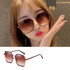 Jauns sieviešu saulesbriļļu modelis ar kvadrātveida formu - četras krāsas