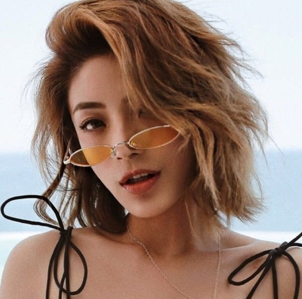 Γυναικεία γυαλιά σε διάφορα χρώματα