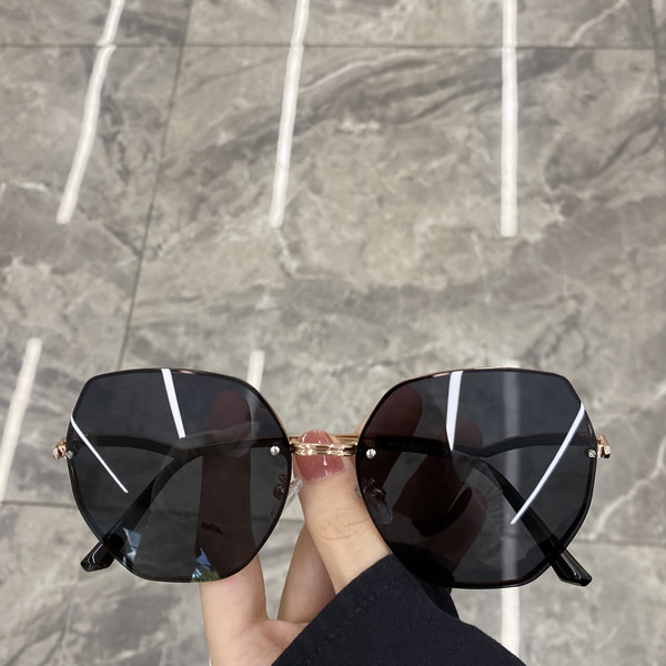 Polarizētas saulesbrilles ar plānu rāmi