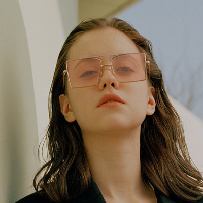 Stilīgas sieviešu kvadrātveida brilles ar plānu rāmi