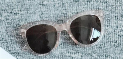 Sieviešu saulesbrilles - tīrs modelis