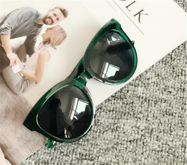 Sieviešu saulesbrilles - tīrs modelis