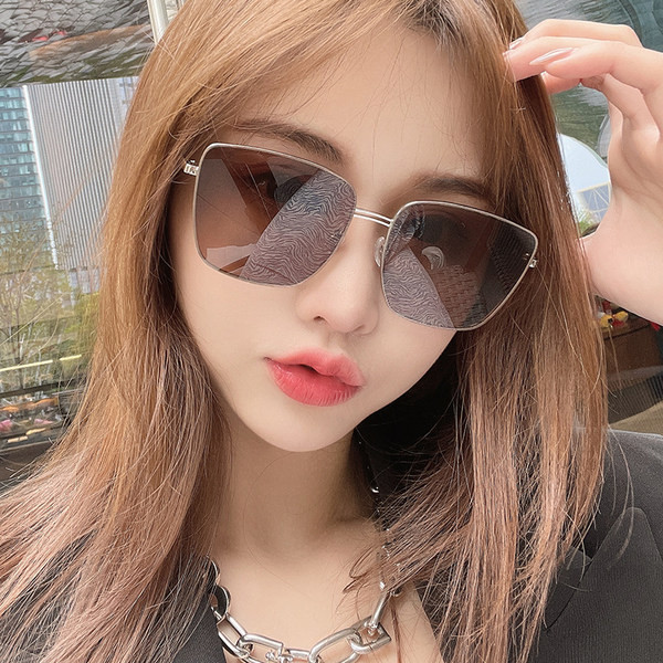 Sieviešu saulesbrilles ar UV aizsardzību trīs krāsās