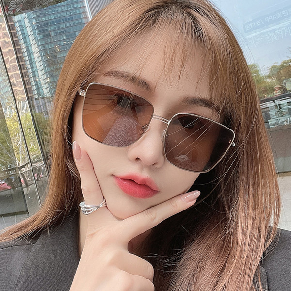 Sieviešu saulesbrilles ar UV aizsardzību trīs krāsās