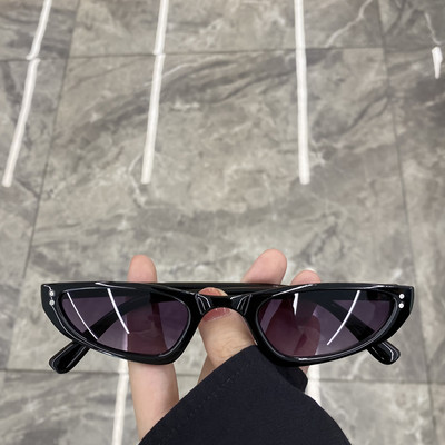 Jauns sieviešu saulesbriļļu modelis ar plānu rāmi