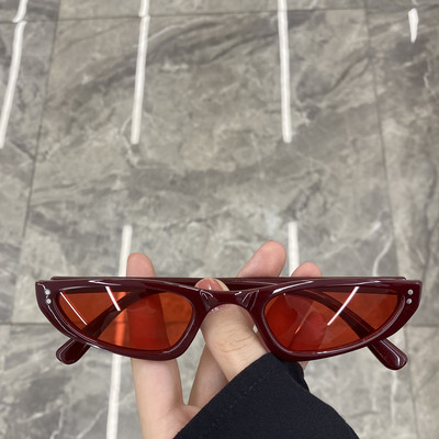 Jauns sieviešu saulesbriļļu modelis ar plānu rāmi