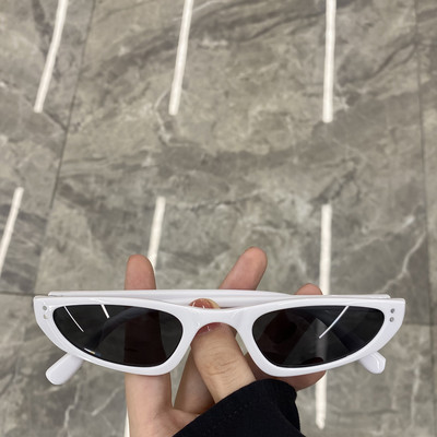 Jauns sieviešu saulesbriļļu modelis ar plānu rāmi