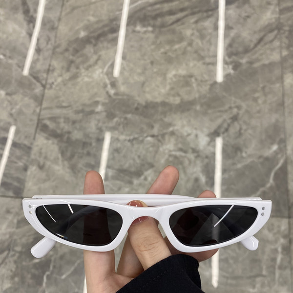 Jauns sieviešu saulesbriļļu modelis ar plānu rāmi