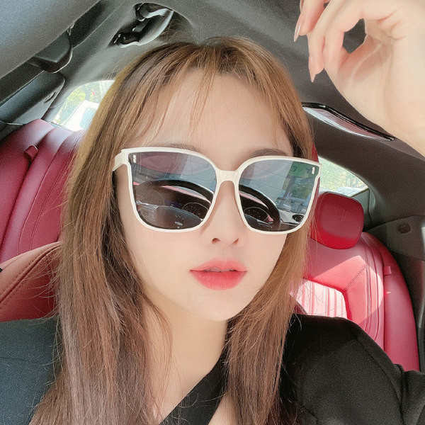 Jauns sieviešu saulesbriļļu modelis - kvadrātveida forma