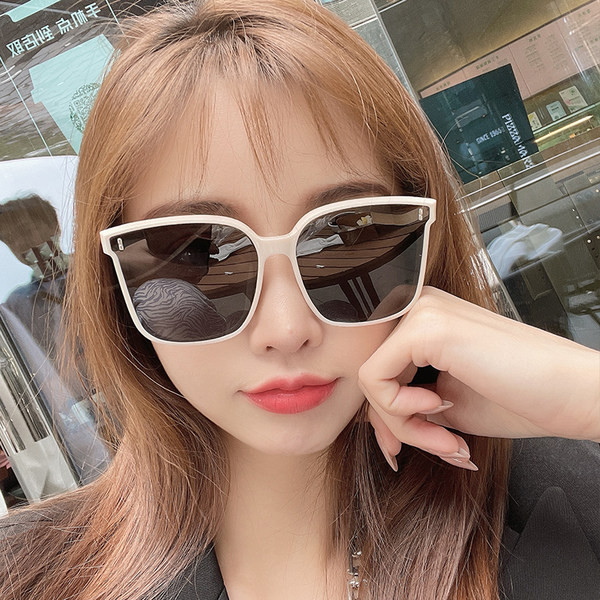Jauns sieviešu saulesbriļļu modelis - kvadrātveida forma