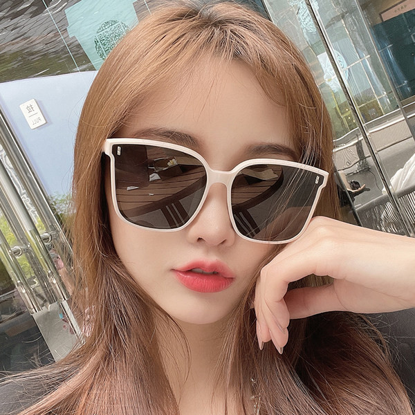 Jauns sieviešu saulesbriļļu modelis - kvadrātveida forma