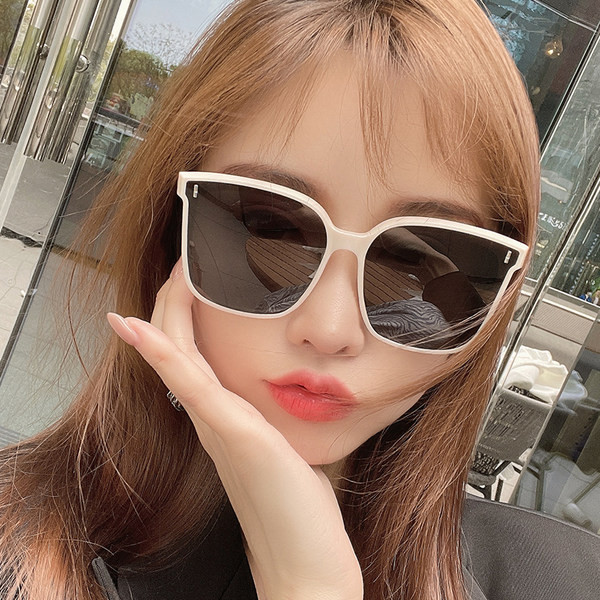 Jauns sieviešu saulesbriļļu modelis - kvadrātveida forma
