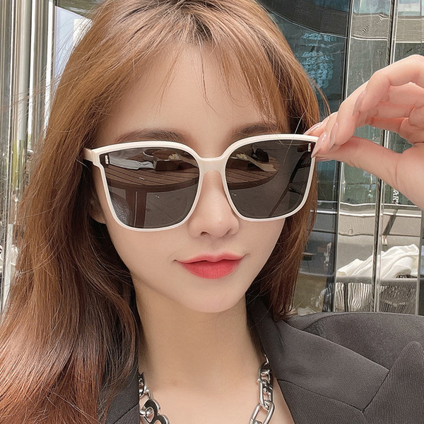 Jauns sieviešu saulesbriļļu modelis - kvadrātveida forma