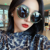 Κομψά γυναικεία γυαλιά ηλίου με λεπτό πλαίσιο σε τετράγωνο σχήμα