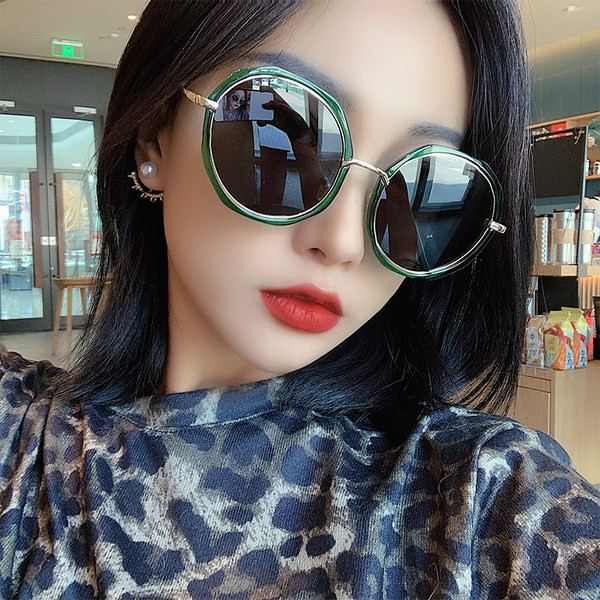 Κομψά γυναικεία γυαλιά ηλίου με λεπτό πλαίσιο σε τετράγωνο σχήμα