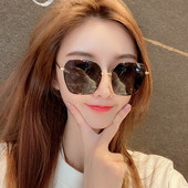 Jauns sieviešu polarizēto briļļu modelis ar plānu rāmi