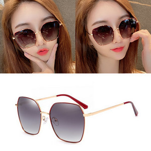 Jauns sieviešu polarizēto briļļu modelis ar plānu rāmi