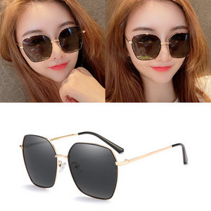 Jauns sieviešu polarizēto briļļu modelis ar plānu rāmi