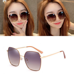 Jauns sieviešu polarizēto briļļu modelis ar plānu rāmi