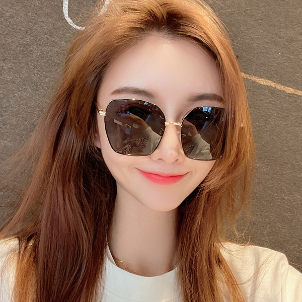 Jauns sieviešu polarizēto briļļu modelis ar plānu rāmi