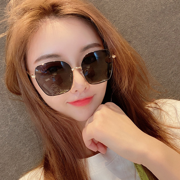 Jauns sieviešu polarizēto briļļu modelis ar plānu rāmi