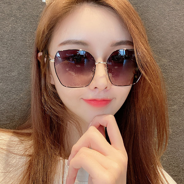 Jauns sieviešu polarizēto briļļu modelis ar plānu rāmi