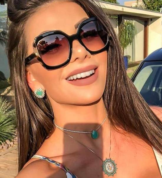 Γυναικεία μοντέρνα γυαλιά με μεγάλους στρογγυλούς φακούς