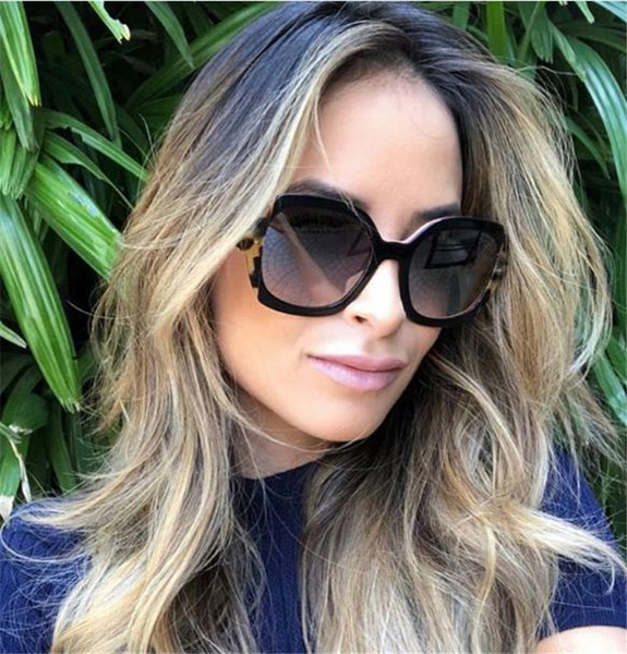 Γυναικεία μοντέρνα γυαλιά με μεγάλους στρογγυλούς φακούς