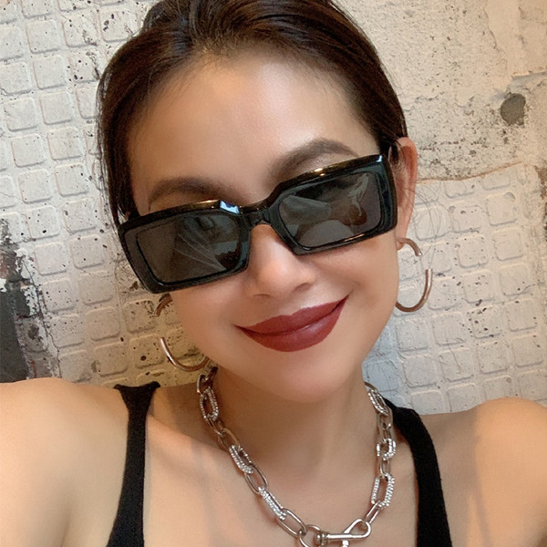 Ochelari de soare eleganti de dama in forma patrata cu rama lata