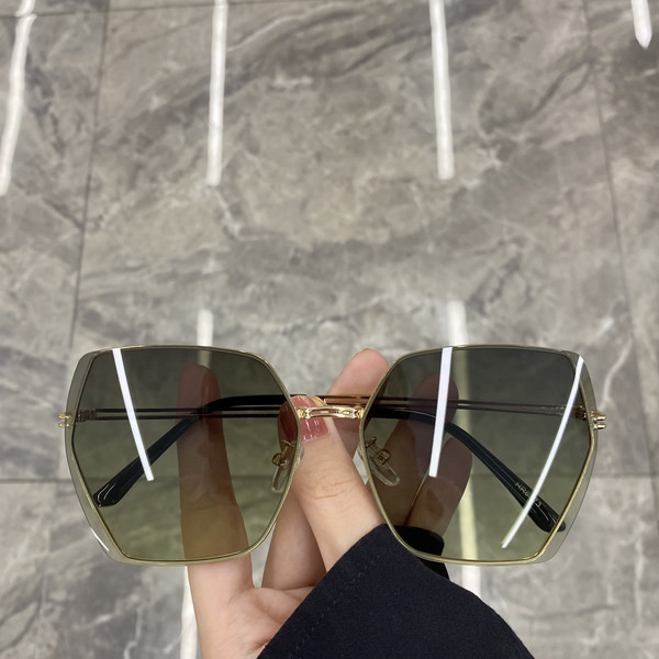 Jauns sieviešu saulesbriļļu modelis ar plānu rāmi