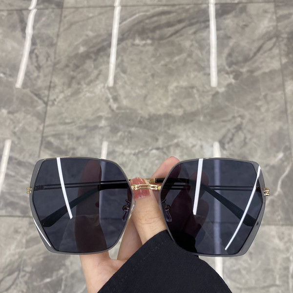 Jauns sieviešu saulesbriļļu modelis ar plānu rāmi